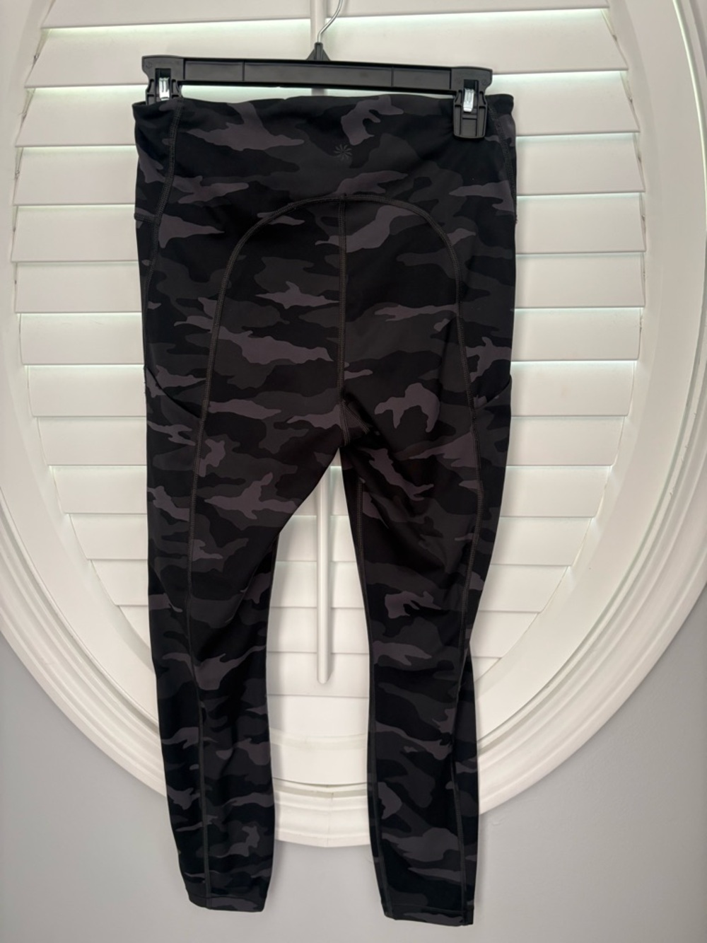 Athleta Ultimate Stash Pocket 7/8 Tight in black camo size small - Picture 5 of 9